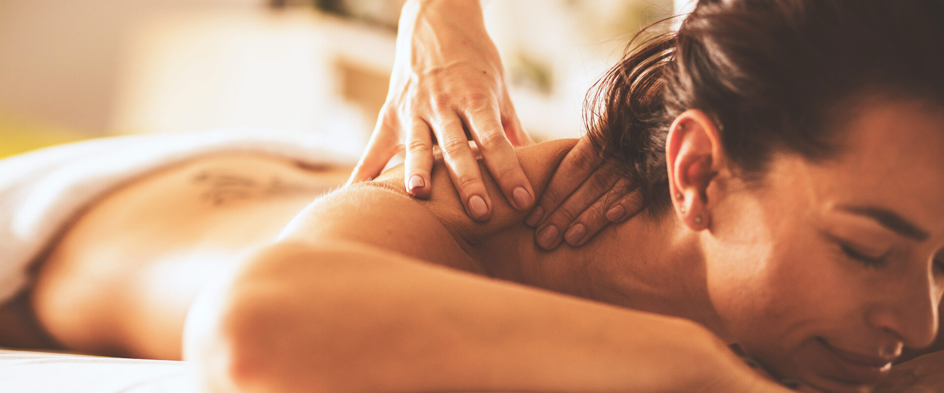Eine liegende Frau erhält eine Massage. Auch Regeneration sollte Bestandteil der Körperpflege sein.