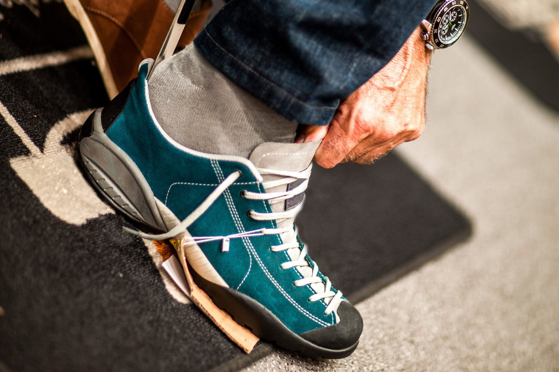 Nahaufnahme vom Anprobieren beim Schuhkauf. Das Bild steht für Tipps, um Blasen an den Füßen vorzubeugen.