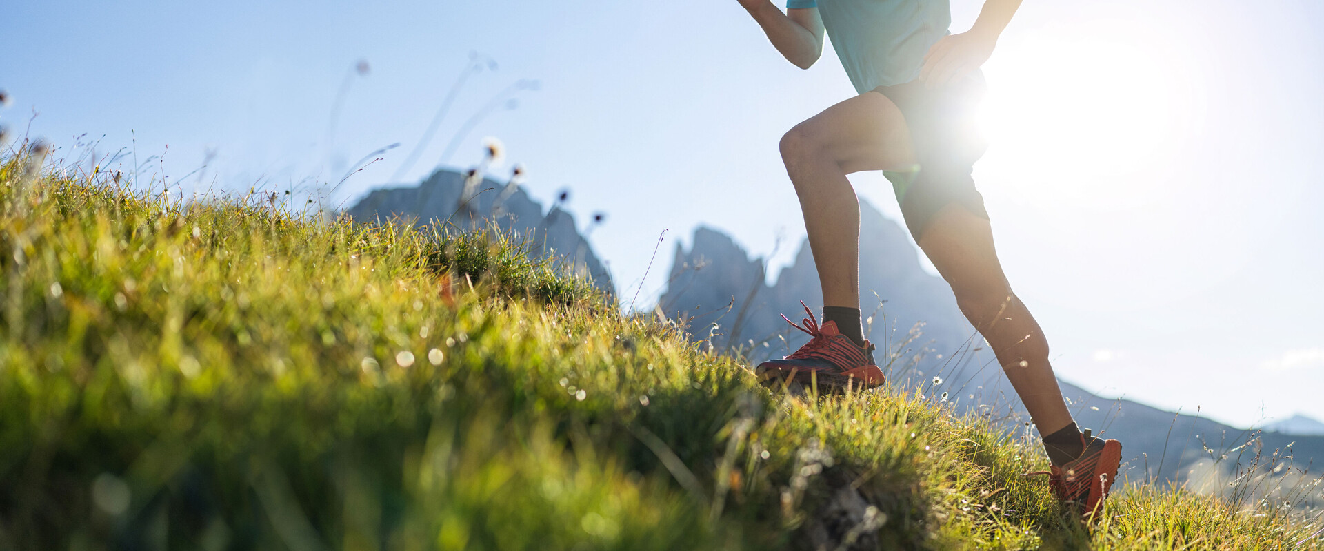 Die Beine eines Trailrunners auf einem Bergrücken. Das Bild leitet die Produktkategorie Sixtus Sport ein.