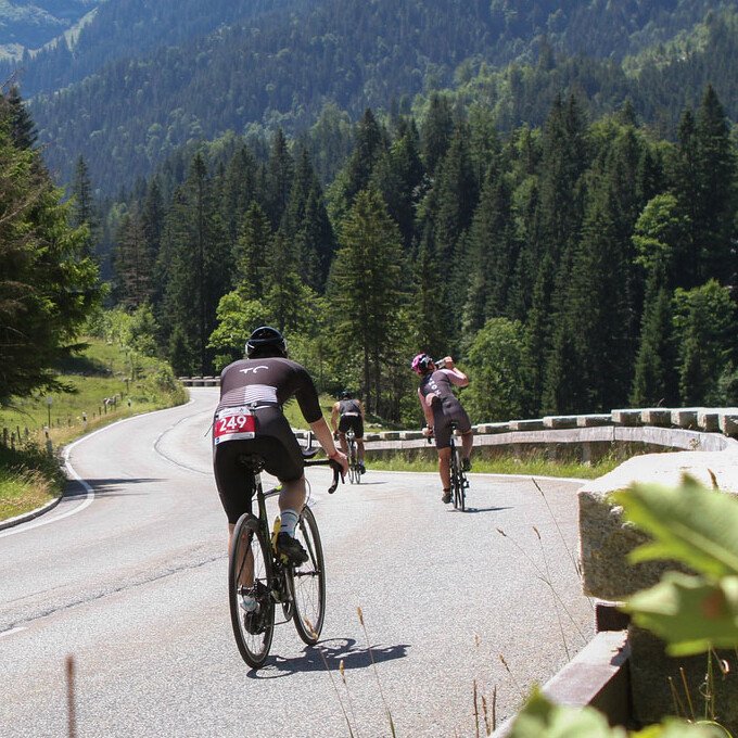Diese Radsportler auf einer Alpenstraße stehen für den Sixtus Alpentriathlon.